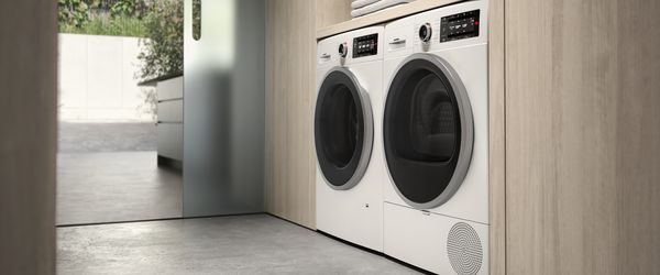 A máquina de lavar roupa e a máquina de secar roupa por bomba de calor Gaggenau numa casa moderna