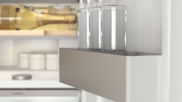 Gaggenau-kjøleskapsinnredning med lys, matt bronseoverflate