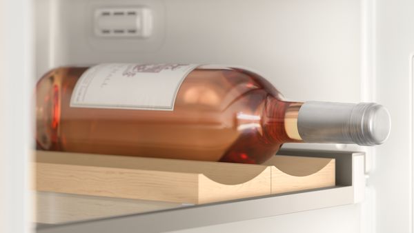 Porte-bouteilles en érable Gaggenau sur la clayette en verre d’un réfrigérateur