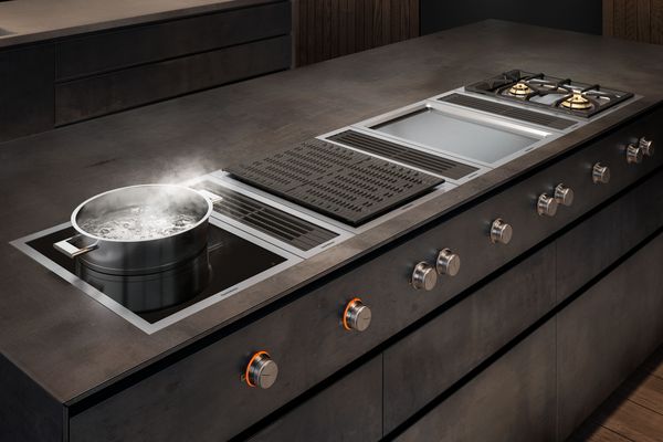 Modern bir mutfakta Gaggenau 400 serisi vario pişirme cihazları