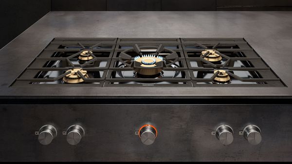 Gaggenau 400 series gas cooktop wok ring with burner lit