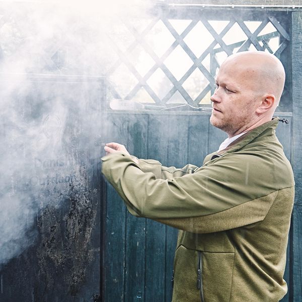 Kocken Jakob Mielcke i ett moln av rök när han kontrollerar sitt rökeri