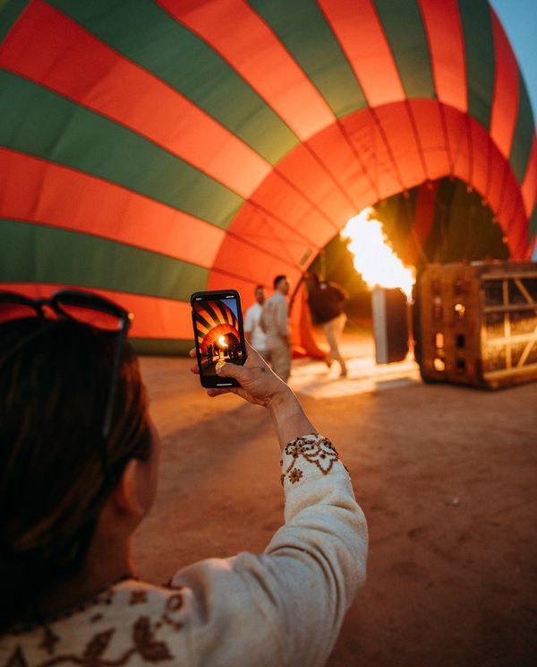 Peti Lau photographing a hot air balloon 