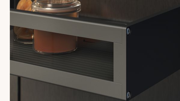新款 Gaggenau LUX 冷藏家電內部視圖顯示碳晶黑色鋁製箱門儲物層