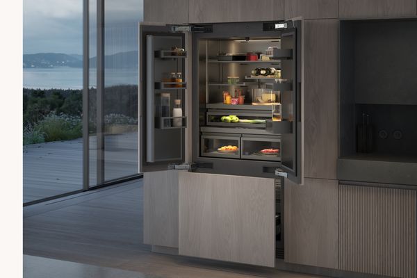 Ansicht eines offenen Gaggenau Kühlschranks in luxuriösem Design.
