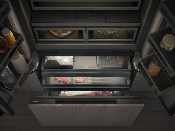 Widok nowoczesnej szuflady o obniżonej temperaturze, szuflady z regulacją wilgotności i temperatury oraz zamrażalnika w nowym urządzeniu chłodzącym Gaggenau LUX