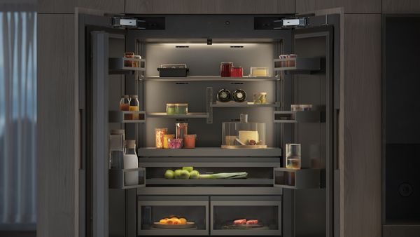 Vista al interior del nuevo refrigerador LUX de Gaggenau mostrando la iluminación antideslumbrante y el interior de oscuro acero inoxidable pulido.