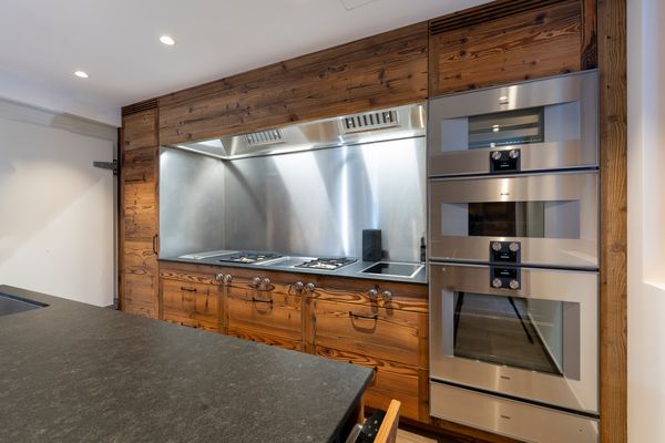 Vista della cucina con un focus sugli elettrodomestici Gaggenau