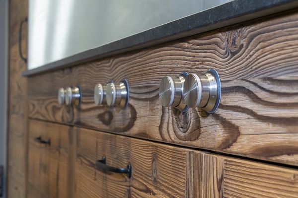 Vista dettagliata dei pomelli di controllo Gaggenau in acciaio inox