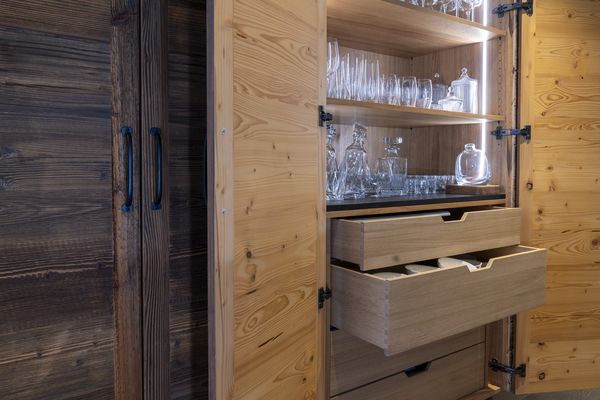 Vista dettagliata della credenza per bicchieri e stoviglie
