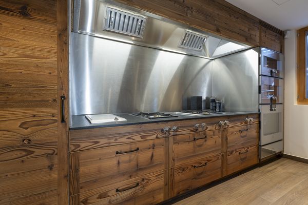 Vista della cucina con elettrodomestici Gaggenau e frontali in legno
