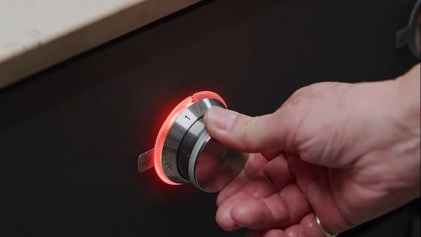 A hand adjusts the Gaggenau ventilation control knob to the automatic function (A symbol)