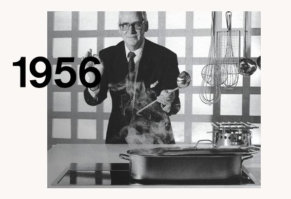 1956 年站在廚房前的 Georg von Blanquet