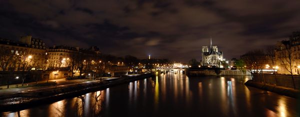 Kveldsutsikt over Seinen til Notre Dame i Paris