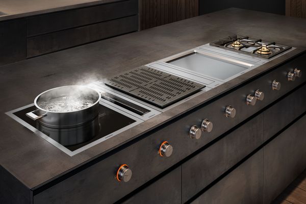現代化廚房中的 Gaggenau 400 系列 Vario 廚房設備