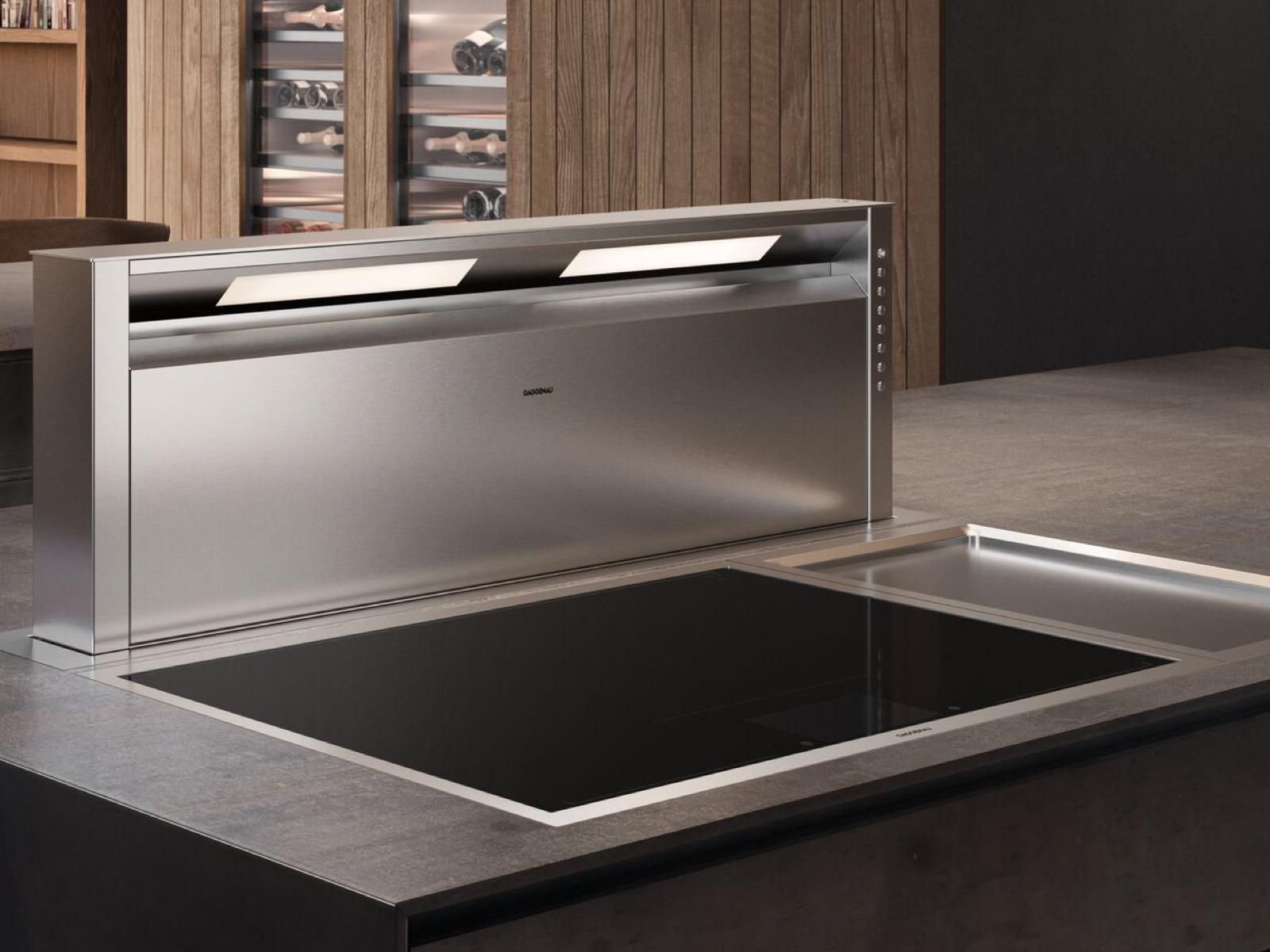 Gaggenau Dunstabzugshaube der Serie 400 — Inselhaube in einer dunklen, modernen Küche
