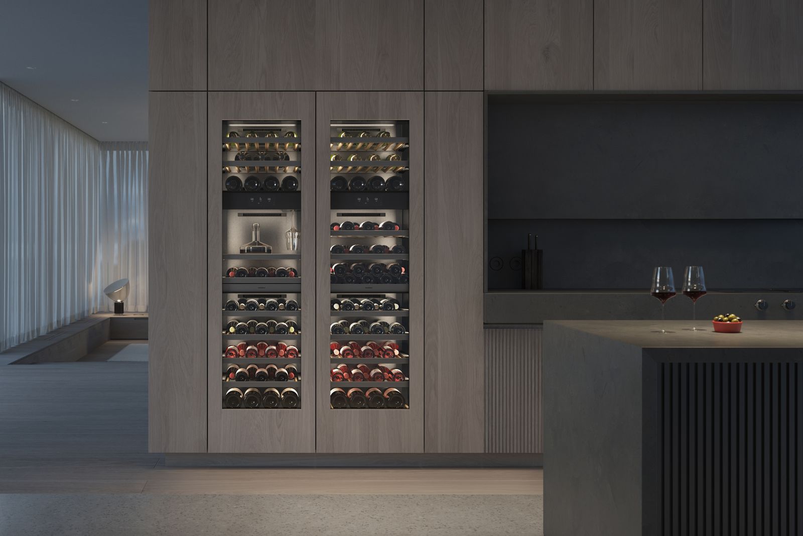 Gaggenau Weinklimaschränke Serie Expressive — freistehend inszeniert in einer Luxus-Weinlounge