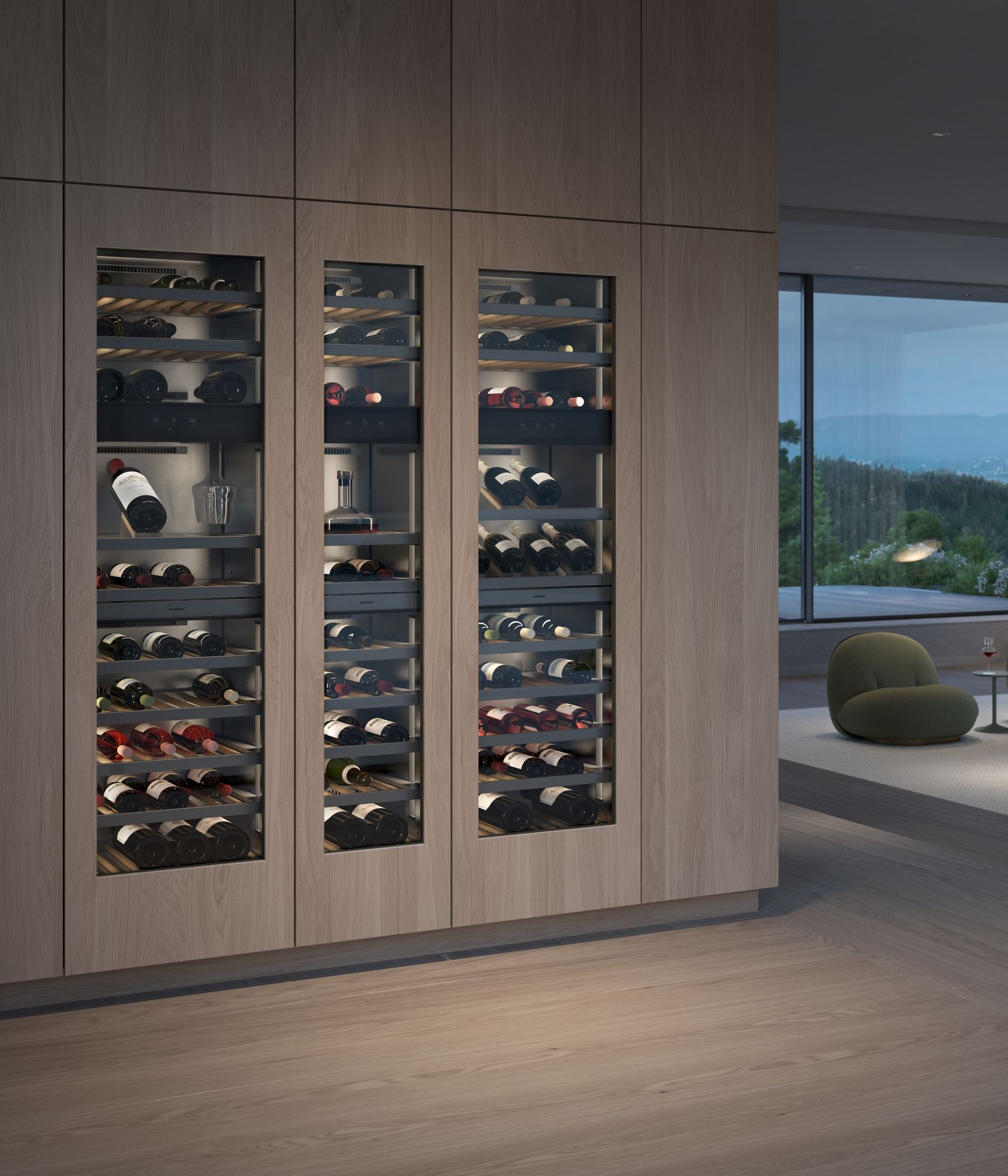 Gaggenau Weinklimaschränke der Serie Expressive — drei Geräte mit Weißeiche-Flaschenaufsätzen