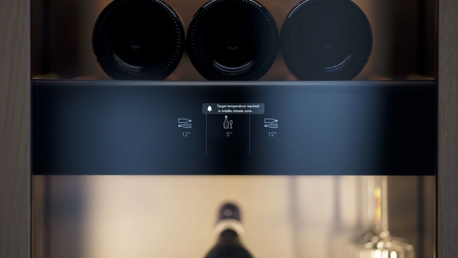 Gaggenau Weinklimaschrank Touchscreen — digitale Temperaturanzeige der zwei Klimazonen