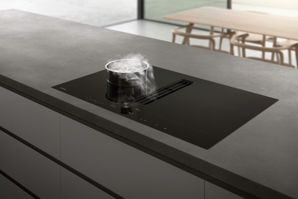 Table de cuisson flex induction Gaggenau série 200 avec aérateur de plan de cuisson intégré, dans une cuisine contemporaine