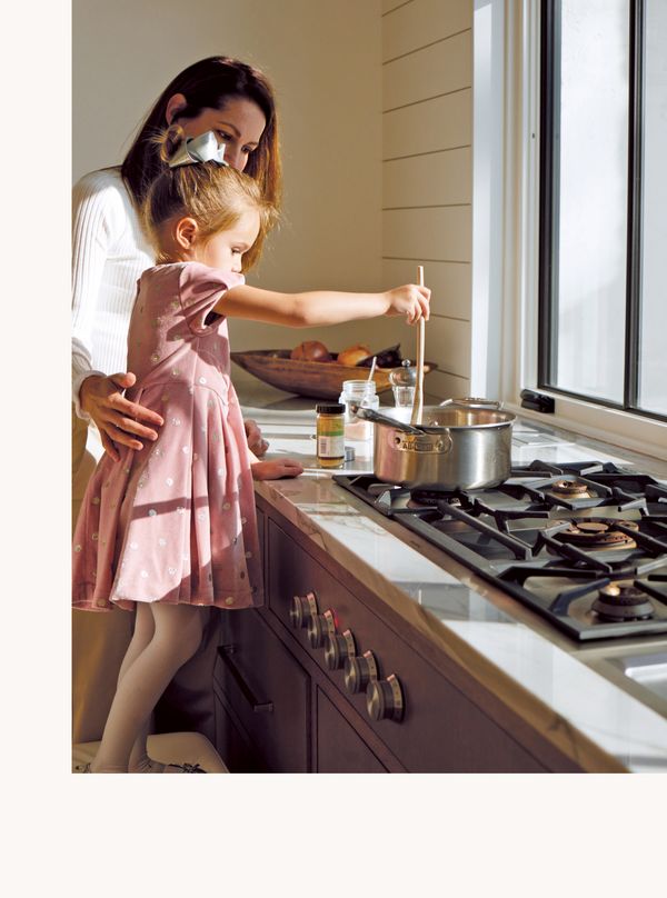 Amy et sa fille cuisinent sur une table de cuisson au gaz de série 400 Gaggenau