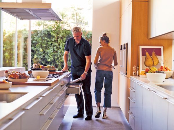 David Montalba and daughter prepare a meal together next to their Gaggenau island extractor 400 series 