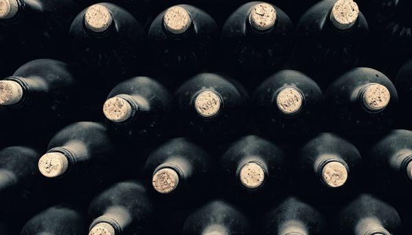 Imagen de botellas de vino en un estante