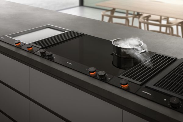 Modern bir mutfakta Gaggenau 200 serisi vario pişirme cihazları