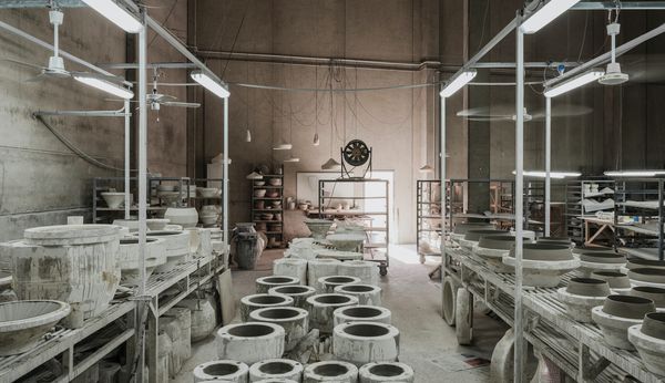 Ampia immagine dello studio Apparatu che mostra centinaia di opere su scaffali.