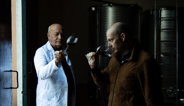Image of Elías López Montero inspecting wine