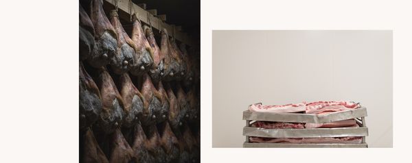 Fotocollage von hängenden Schinkenkeulen und Schweinefleisch auf Tabletts in einem Lagerraum
