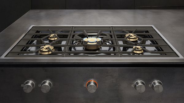 Table de cuisson gaz Gaggenau série 400 avec adaptateur pour poêle wok.