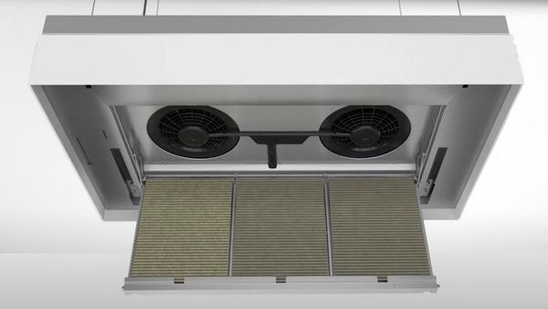 Stillbilde tatt fra en video om fjerning av filter fra en Gaggenau-lufttilførselsenhet