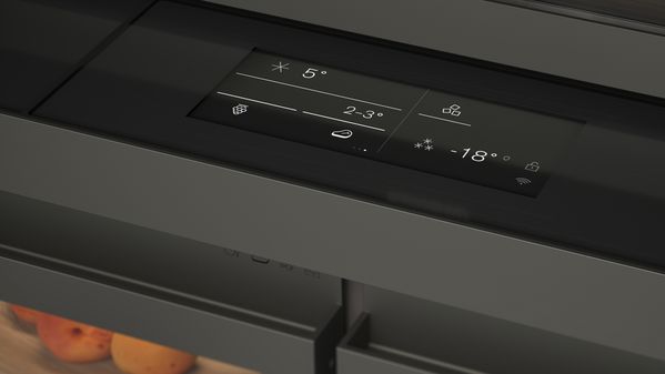 Blick auf das integrierte Touch-Display des neuen LUX Kühlgeräts von Gaggenau