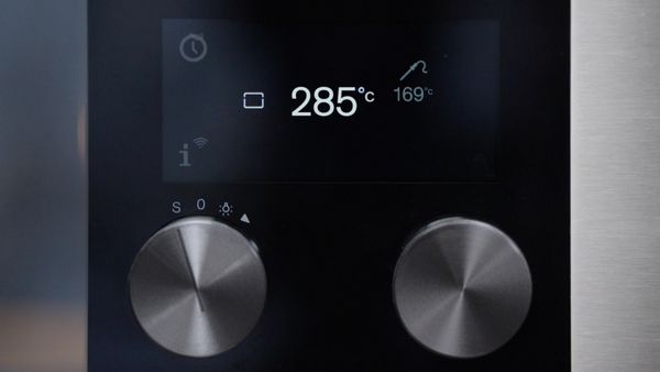 Nærbillede af Gaggenau EB 333 ovnens knapper og TFT-skærm