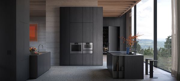 Inkijk in een luxe open keuken met apparaten uit de Gaggenau Expressive-serie.