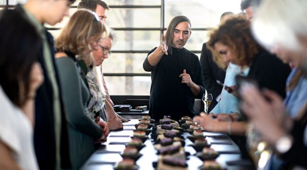 Black Jacket Society member Chef Jordan Kahn explains his dish to guests.
