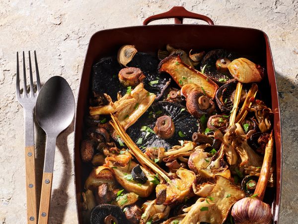 Roast mushrooms with young garlic