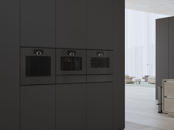 Gaggenau Minimalistic-serien helautomatiska kaffemaskin installerad mellan andra kompletterande produkter i Minimalistic-serien 