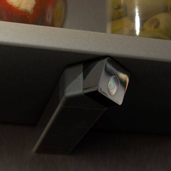 Nahaufnahme einer Gaggenau Home Connect-Kamera in einer Kühl- und Gefrierkombination der Vario Kältegeräte Serie Expressive