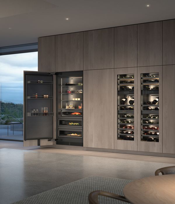 Ein Kühlschrank und Weinklimaschränke der Gaggenau Vario Kältegeräte Serie Expressive in einer Luxusküche