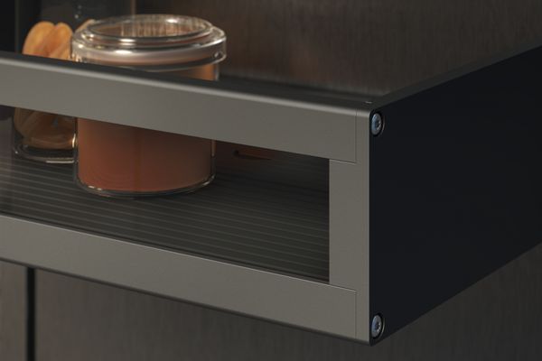 Blick ins Innere eines Kühlschranks der Gaggenau Vario Kältegeräte Serie Expressive, der die anthrazitfarbenen Türablagen zeigt