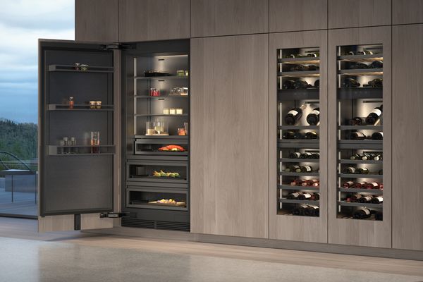 Ein Kühlschrank und Weinklimaschränke der Gaggenau Vario Kältegeräte Serie Expressive in einer Luxusküche