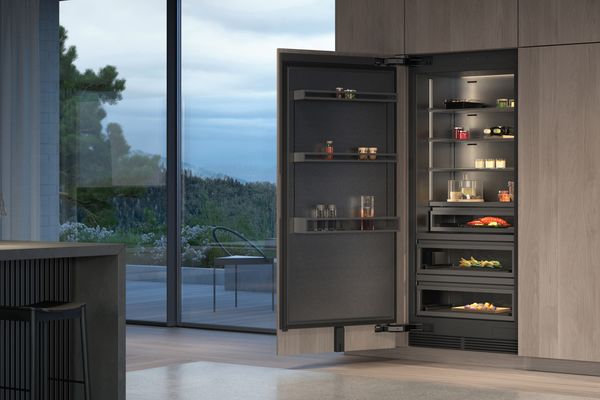 Ein Kühlschrank der Gaggenau Vario Kältegeräte Serie Expressive in einer Luxusküche