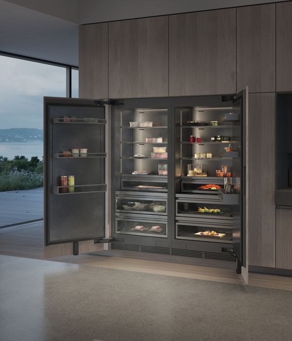 Eine Kühl- und Gefrierkombination der Gaggenau Vario Kältegeräte Serie Expressive in einer Luxusküche