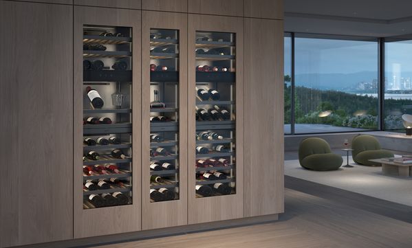 Luxusküche mit drei Weinklimaschränken der Gaggenau Vario Kältegeräte Serie Expressive