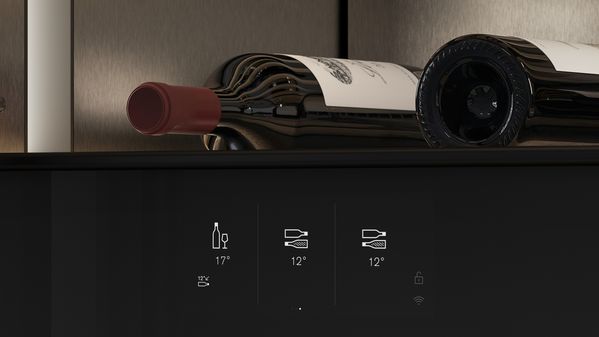Nahaufnahme des intuitiven Touch-Displays eines Weinklimaschranks der Gaggenau Vario Kältegeräte Serie Expressive
