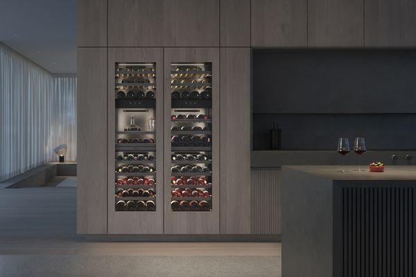 Zwei Weinklimaschränke der Gaggenau Vario Kältegeräte Serie Expressive in einer Luxusküche
