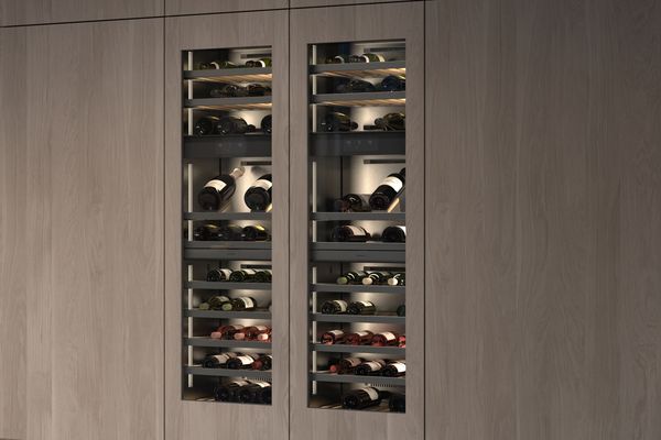 Zwei Weinklimaschränke der Gaggenau Vario Kältegeräte Serie Expressive in einer Luxusküche
