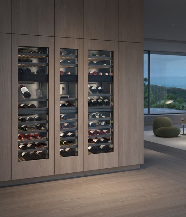Drei Weinklimaschränke der Gaggenau Vario Kältegeräte Serie Expressive in einer Luxusküche